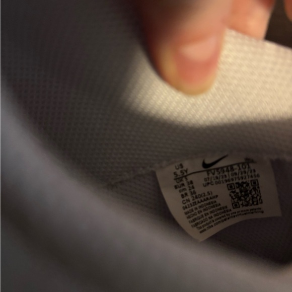 Boys size 5.5 Nike sneakers - Picture 6 of 6